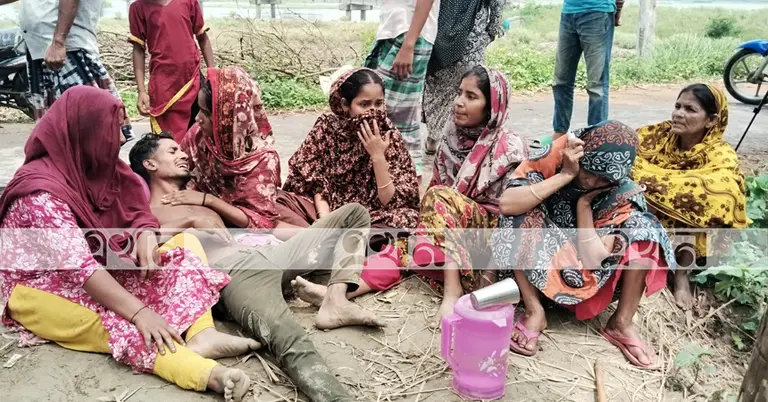 সড়ক দুর্ঘটনায় নিহতদের স্বজনদের আহাজারি